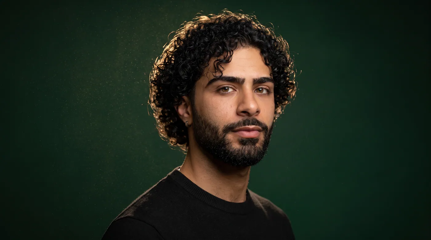 Portrait d'Amir, fondateur de Maison Perse, sur fond vert émeraude